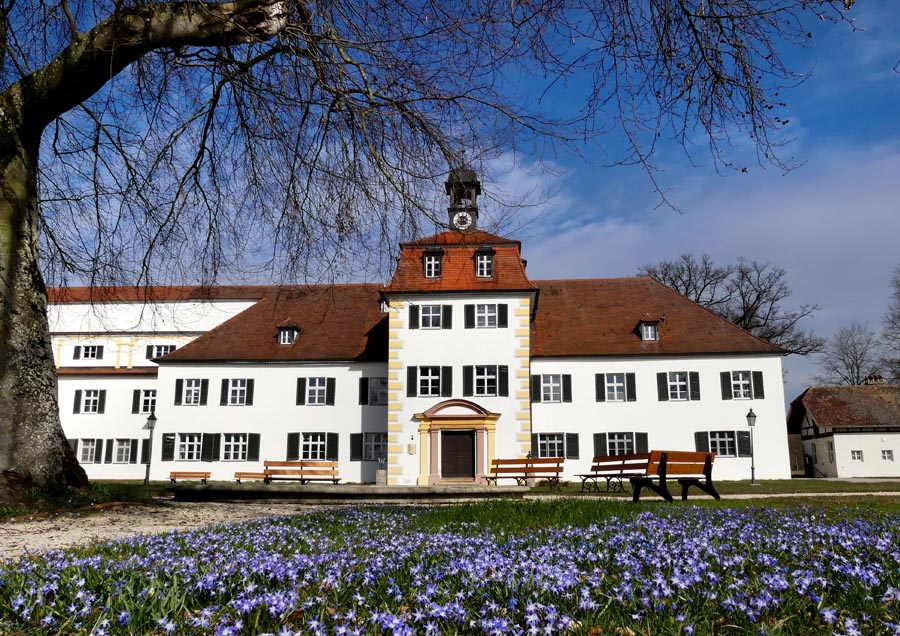 Triesdorf Weisses Schloss mit Blausternchenteppich