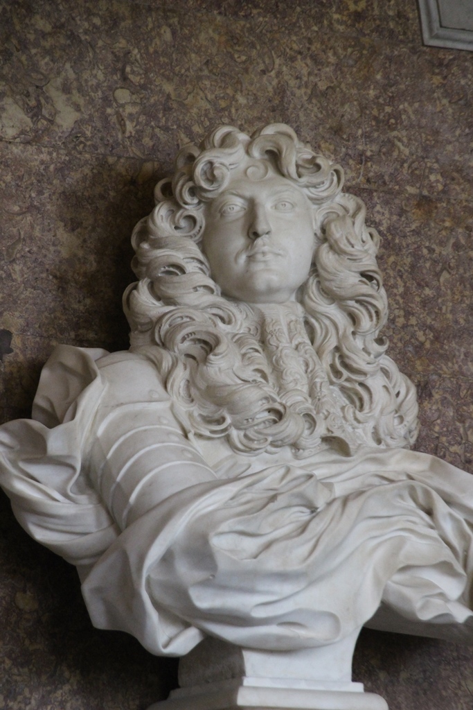 Vom berühmten Bernini ließ sich der junge Ludwig als "neuer Alexander" in Marmor hauen - die charakteristisch aufgeworfenen Stirnlocken zitieren die tradierte Frisur des makedonischen Eroberers