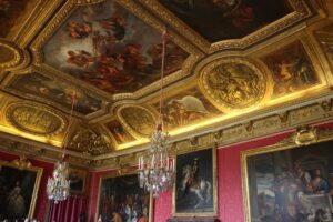 Heute hängen Le Bruns und Veroneses Gemälde wieder an ihrem alten Platz an der Wand des Salon de Mars im Versailler Schloss