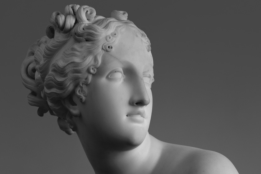 etwas nackter und etwas beweglicher als ihr karisches Selbst präsentiert sich die Göttin der Liebe in der Interpretation des Bildhauers Canova aus dem frühen 19. Jh. (Residenzmuseum, R. 13)