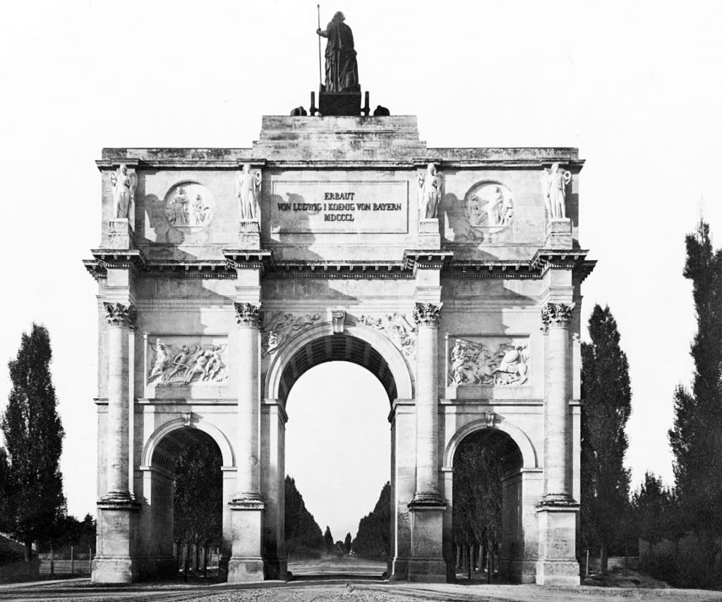 Stadtseite Ansicht des Siegestors (hist. Aufnahme) - die Viktorien besetzen die Gebälkstücke über den Säulen