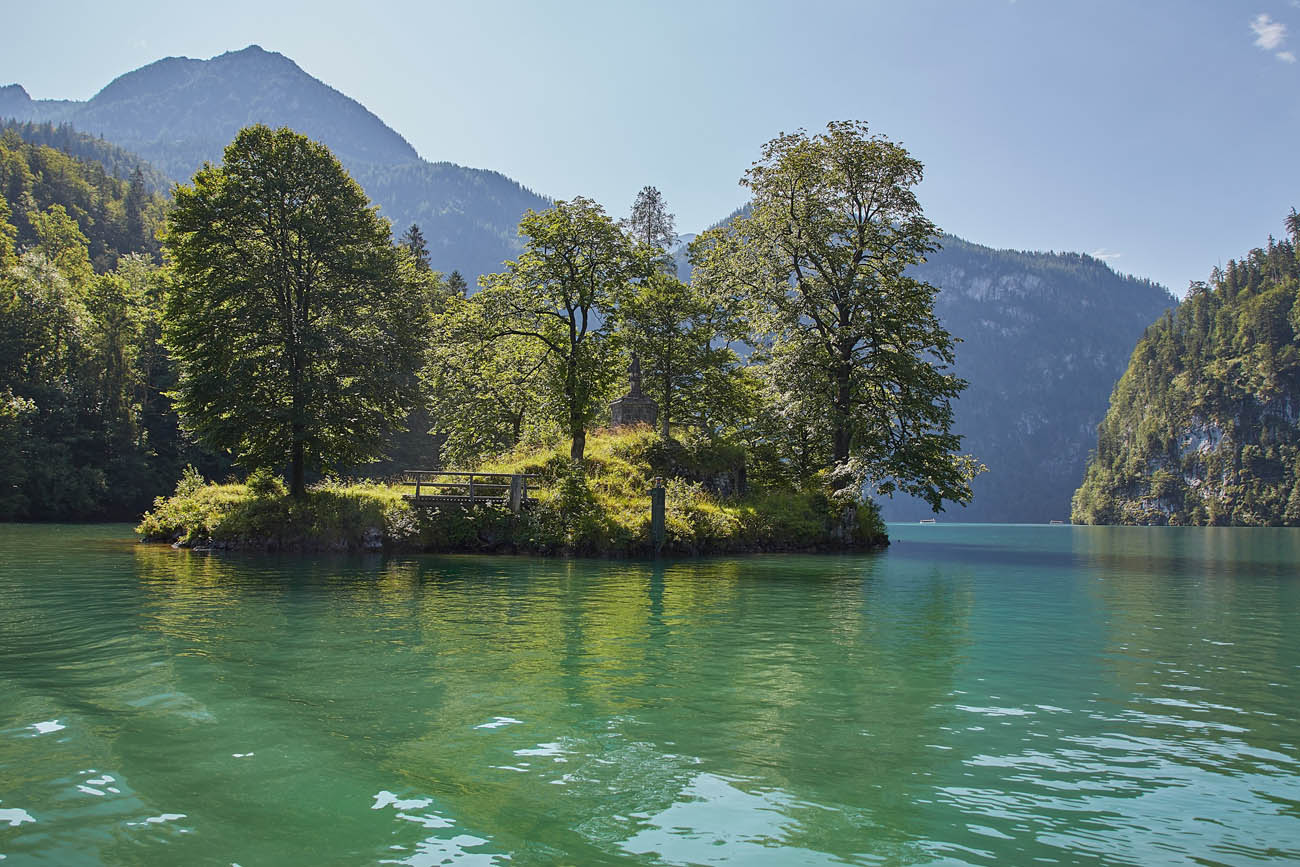 Bäume auf einer Insel im Königssee Berchtesgaden