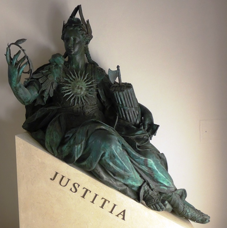 Die "Sonne der Gerechtigkeit" leuchtet auf ihrer Brust! Heute wacht Justitia als Kopie am Residenztor, das Original steht geschützt in den "Bronzesälen" am Kaiserhof