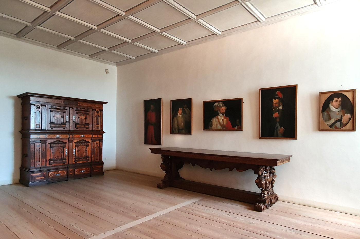Vorsaal mit Neupräsentation der Hofnarren-Serie Trausnitz