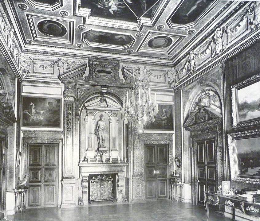 Das Pompadour-Porträt im sog. "Zimmer der Ewigkeit", R. 106, historische Aufnahme 1895