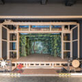 (Unfertige) Museumsbühne während des Baus mit Bühnenbild „Wald“