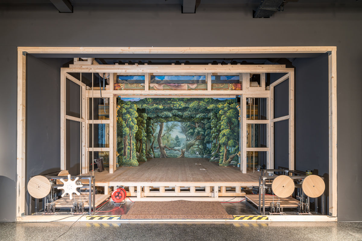 (Unfertige) Museumsbühne während des Baus mit Bühnenbild „Wald“
