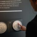 Museumsbesucherin auf Entdeckungsreise