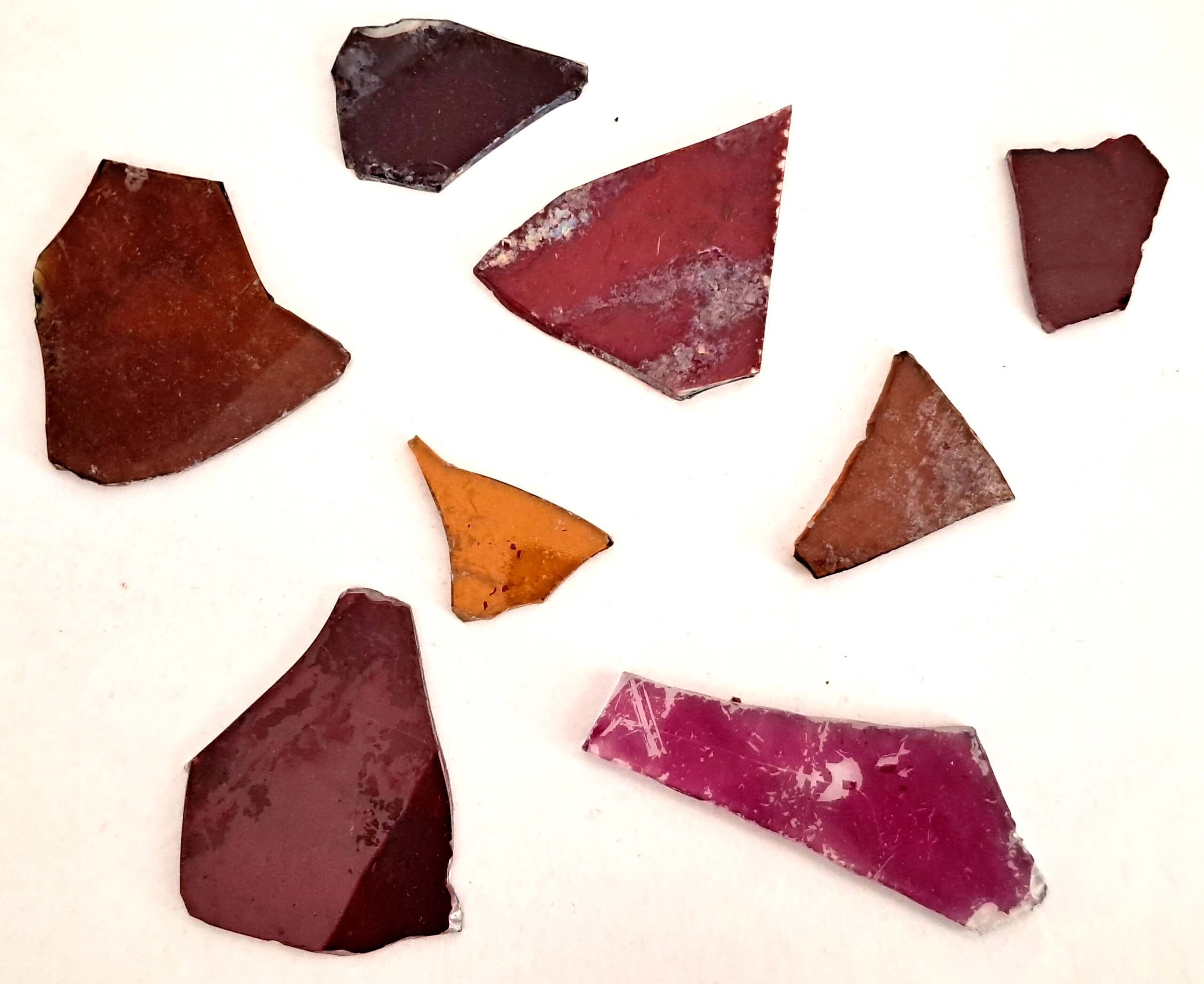 Farbige Gläserfragmente aus der Venusgrotte